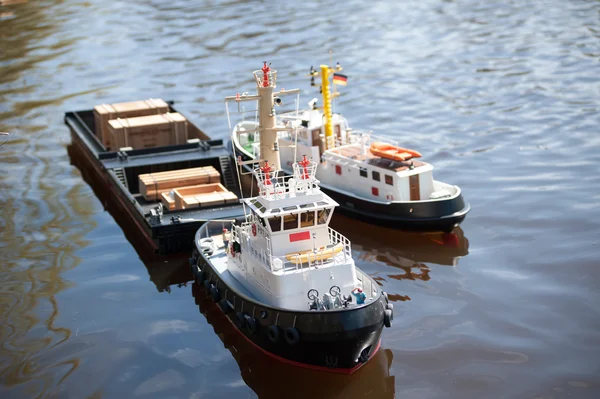 Model ship is left on a lake to water — Stock Photo, Image