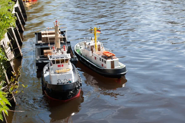 Model ship is left on a lake to water — Stock Photo, Image