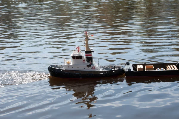 Model ship is left on a lake to water — Stock Photo, Image