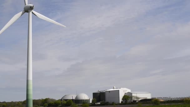 Άνεμος τουρμπίνα και την παραγωγή βιοαερίου φυτών — Αρχείο Βίντεο