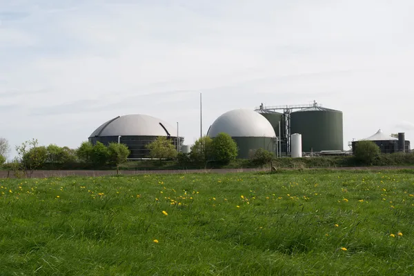 Větrná turbína a bioplynu rostlina — Stock fotografie