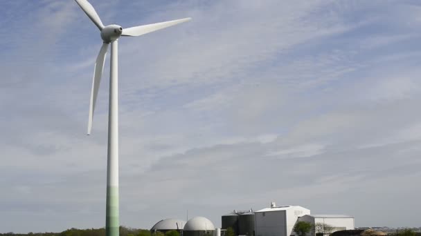 Wind turbine en biogas plant — Stockvideo