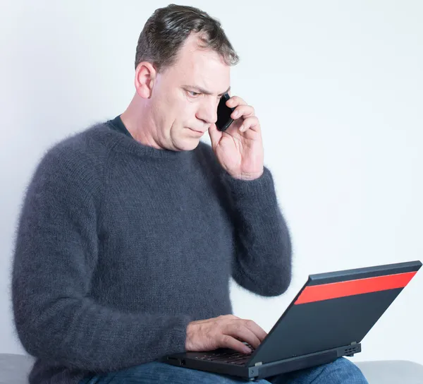 Uomo che studia da casa — Foto Stock