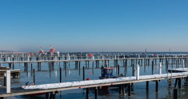 Baltık Denizi 'ndeki Ostseebad Grmitz marinası kışın donmuş.