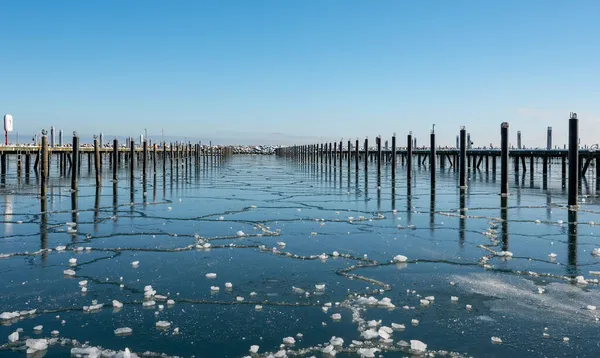 Baltık Denizi 'ndeki Ostseebad Grmitz marinası kışın donmuş.