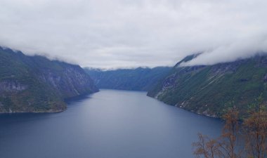 Norveç 'te dağ sıraları ve fiyortlarıyla etkileyici bir manzara.