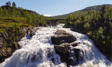 Norveç dağlarındaki bir nehrin akıntıları...