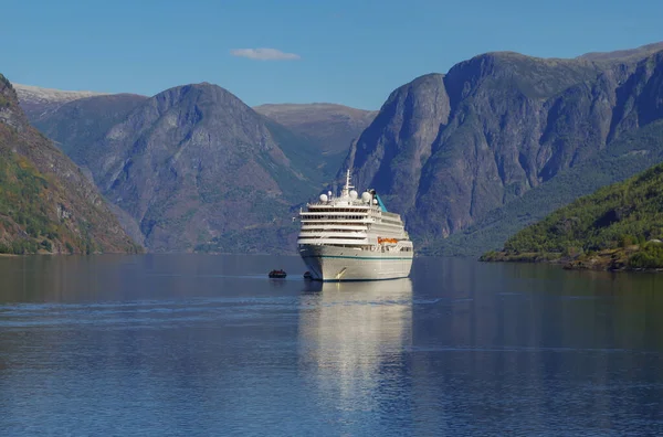 Výletní Loď Působivá Fjordová Krajina Pohořím Fjordy Norsku — Stock fotografie