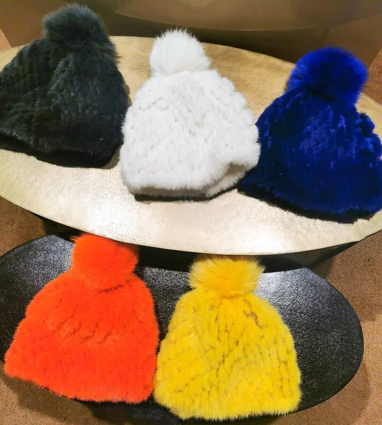 Модные Разноцветные Меховые Аксессуары Шляпа Зимнего Сезона — стоковое фото