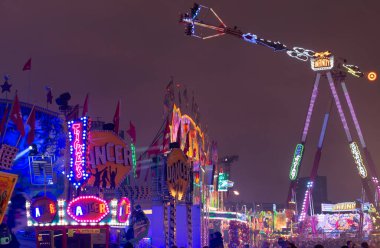 Kuzey Almanya 'nın en büyük halk festivali olan Hamburg Katedrali' nde gösteri ve binicilik