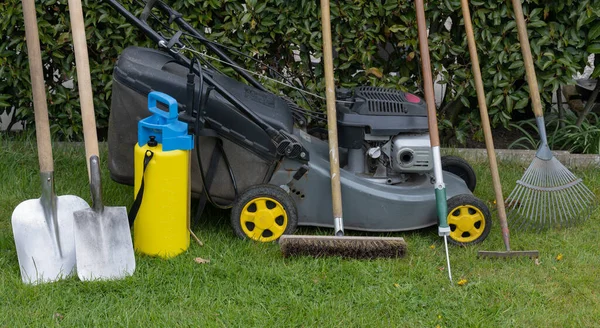Bir Bahçeyi Temizlemek Için Çeşitli Bahçe Araçları — Stok fotoğraf