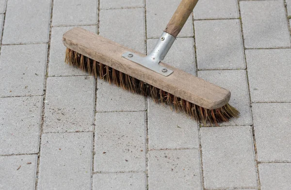 Bir bahçeyi temizlemek için çeşitli bahçe araçları