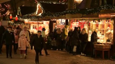 Hamburg 'daki Spitalerstreet' teki Noel pazarında Noel standları.
