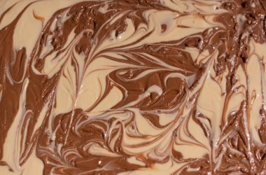 Kırık çikolata için beyaz ve kahverengi çikolata 