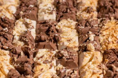 Kırık çikolata için beyaz ve kahverengi çikolata 