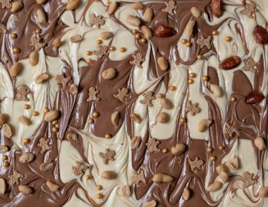 Kırık çikolata için beyaz ve kahverengi çikolata 