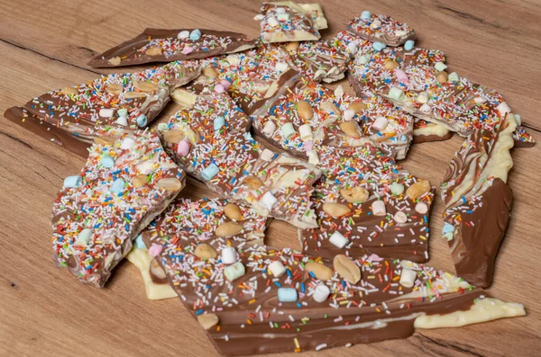 Witte Bruine Chocolade Ter Voorbereiding Gebroken Chocolade Met Hagelslag Marshmallows — Stockfoto