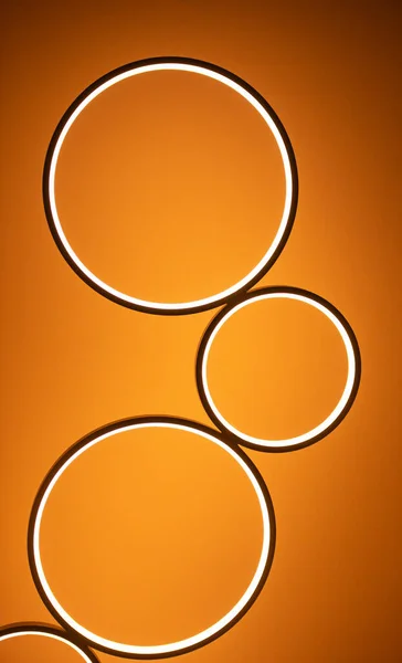 Φωτιστικό Φως Δαχτυλίδια Πάνω Ένα Πορτοκαλί Φόντο — Φωτογραφία Αρχείου