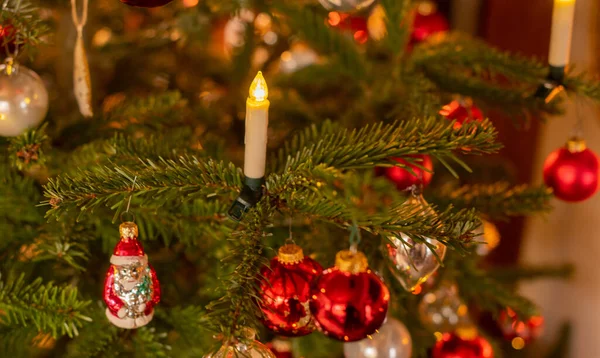Geschmückter Weihnachtsbaum Mit Weihnachtskugeln — Stockfoto