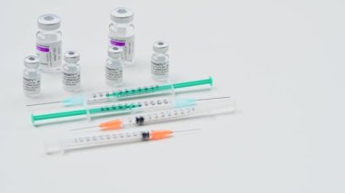 Aşı kutusu COVID-19 mRNA COMIRNATY BioNTech ve AstraZeneca