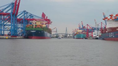 Hamburg, Burchardkai 'deki konteyner terminali, çeşitli nakliye şirketleri tarafından çeşitli konteynırların yüklenip boşaltılması