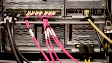 Bir veri merkezinde fiber optik kablo ile ağ anahtarı