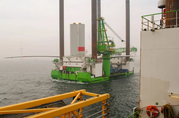 北海风力发电机组海上风力涡轮机的建设 — 图库照片