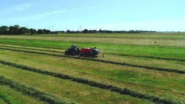 Hasat zamanı Kuhn Meifort saman odası presi ile traktörü saman hasında
