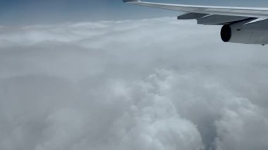 Bulutların üstünde Zürih 'ten Johannesburg' a geçen bir uçakla uçmak