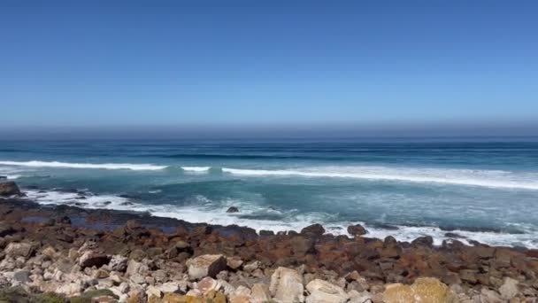 ケープタウンの近くの南大西洋岸を見下ろす防波堤と波南アフリカ — ストック動画