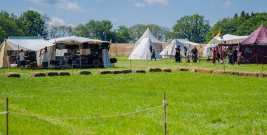 Savaş alanı ve arka planda bir çadır kampı ortaçağ piyasa gösterisinde.