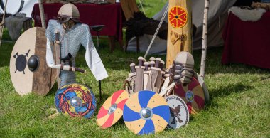 Ortaçağ fuarında çocuk zırhı ve çocuk kılıcı.