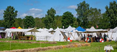 Ortaçağ gösterisinde çadır ve market tezgahı.