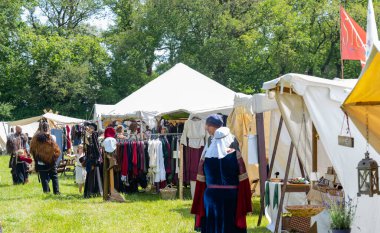 Ortaçağ gösterisinde çadır ve market tezgahı.