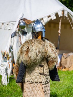 Şövalyenin zırhı ya da savaş zırhı ortaçağ fuarında sergileniyor.
