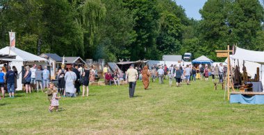 Ortaçağ piyasa gösterisinde ziyaretçiler ve seyirciler