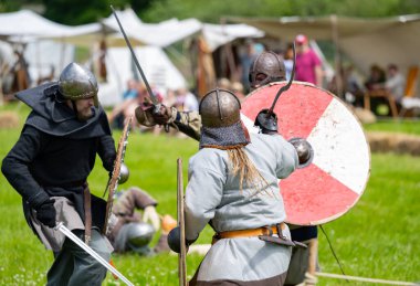 Ortaçağ Şovalyelerinin Ortaçağ piyasa gösterisinde savaş meydanında savaştıklarını gösterin. 