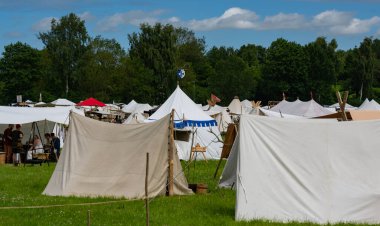 Ortaçağ gösterisinde çadır ve market tezgahı.