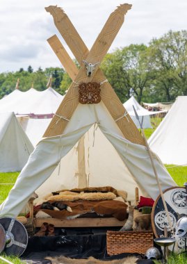 Fox fur stole dyed on a medieval market spectacle