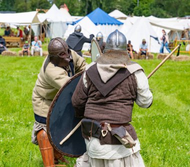 Ortaçağ Şovalyelerinin Ortaçağ piyasa gösterisinde savaş meydanında savaştıklarını gösterin. 