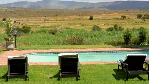Oudtshoorn Güney Afrika Daki Havuz Bahçesi — Stok video