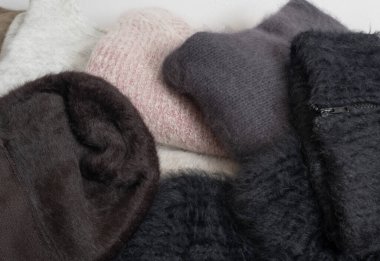 Soğuk kış mevsimi için sıcak aksesuar, çorap, şapka ve kürk terlik.