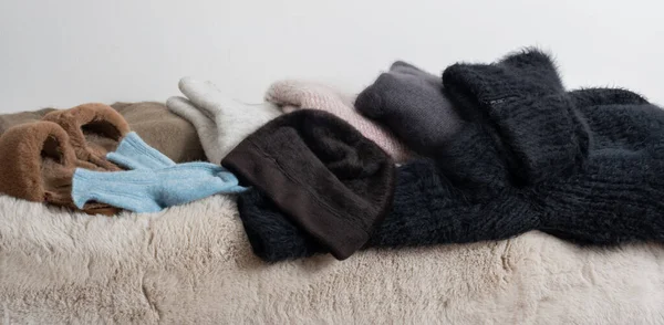 Soğuk kış mevsimi için sıcak aksesuar, çorap, şapka ve kürk terlik.