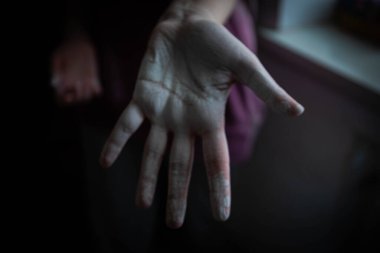 Elleriyle çalıştıktan sonra beyaz boyaya bulanmış güzel kadınların elleri. Ev tadilatı. Resim işe yarıyor. Elleri boyayla kaplı. dokuyu beyazlatıyor