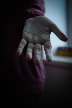 Elleriyle çalıştıktan sonra beyaz boyaya bulanmış güzel kadınların elleri. Ev tadilatı. Resim işe yarıyor. Elleri boyayla kaplı. dokuyu beyazlatıyor