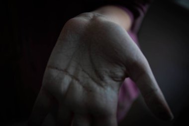 Elleriyle çalıştıktan sonra beyaz boyaya bulanmış güzel kadınların elleri. Ev tadilatı. Resim işe yarıyor. Elleri boyayla kaplı. dokuyu beyazlatıyor