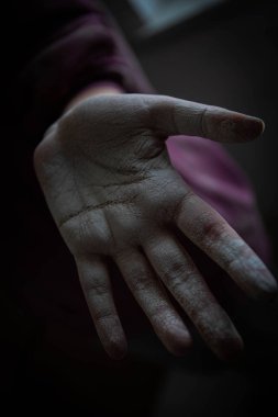 Elleriyle çalıştıktan sonra beyaz boyaya bulanmış güzel kadınların elleri. Ev tadilatı. Resim işe yarıyor. Elleri boyayla kaplı. dokuyu beyazlatıyor