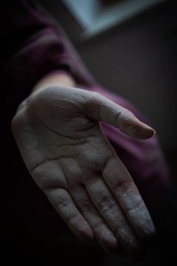 Elleriyle çalıştıktan sonra beyaz boyaya bulanmış güzel kadınların elleri. Ev tadilatı. Resim işe yarıyor. Elleri boyayla kaplı. dokuyu beyazlatıyor