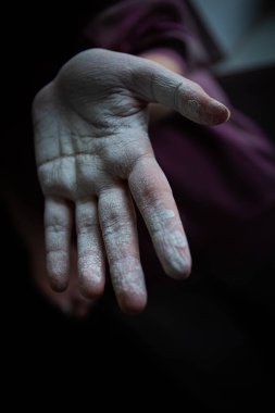 Elleriyle çalıştıktan sonra beyaz boyaya bulanmış güzel kadınların elleri. Ev tadilatı. Resim işe yarıyor. Elleri boyayla kaplı. dokuyu beyazlatıyor