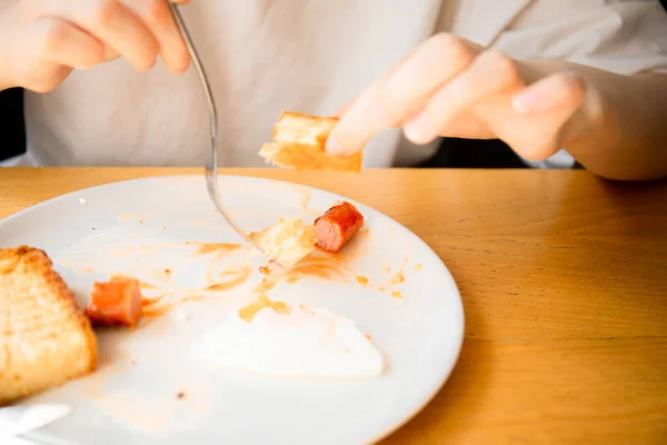 Dziewczyna Nożem Widelcem Angielskie Śniadanie Świeże Pomidory Jajecznica Jajka Smażone — Zdjęcie stockowe